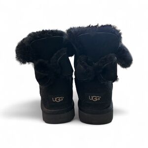 UGG Naveah Black Suede Ankle Boots Bow detail Women's Size 8 Comfy Winter Logo